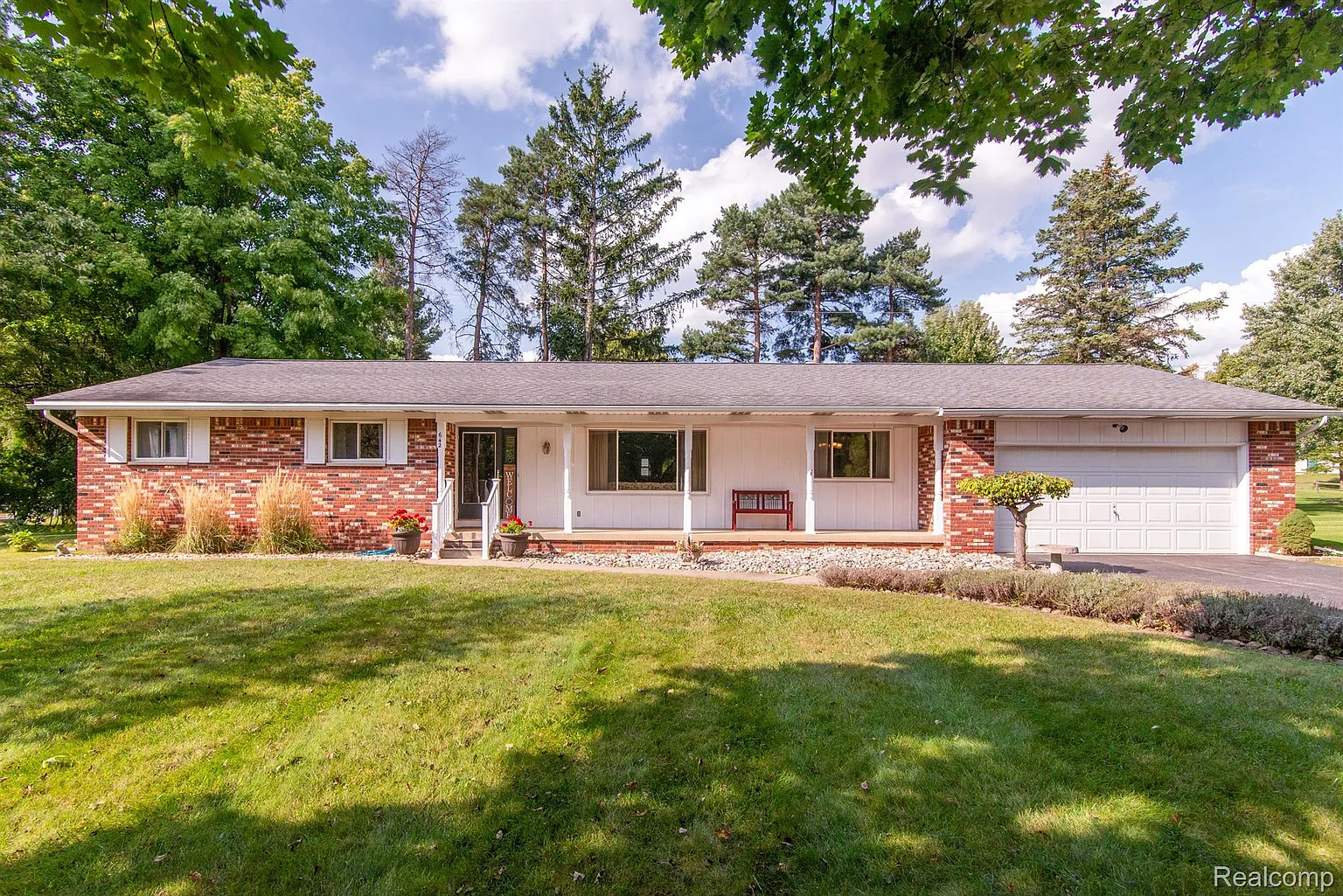 642 Crestview Dr photo 1