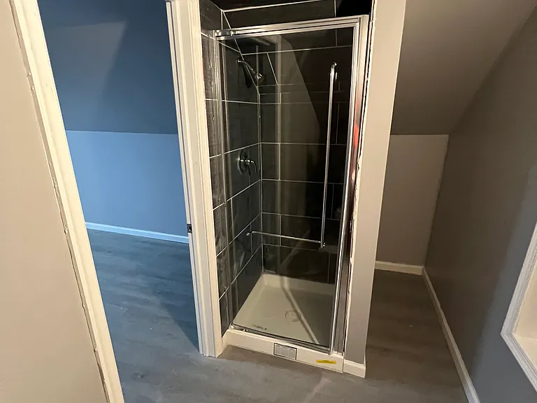 Upper level room full bath