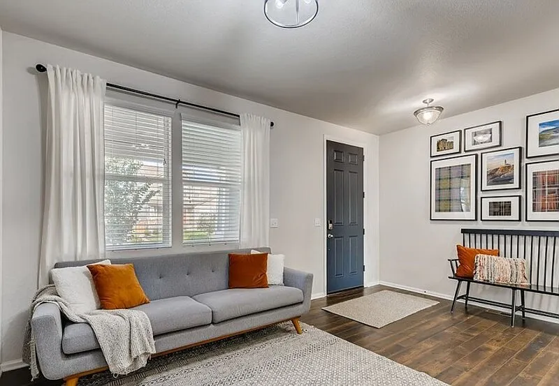 4 bed, 3.5 bath, 4128 sqft, $3,345 — Photo 2