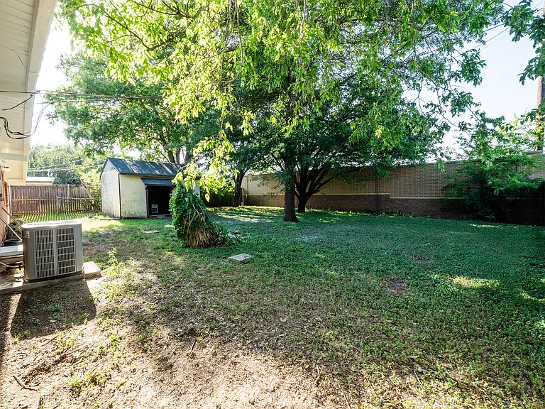 2821 Yale St — Photo 25