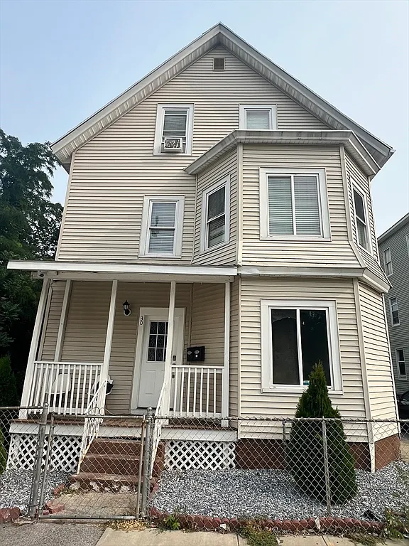 3 bed, 1.0 bath, 1100 sqft, $2,200 — Photo 1