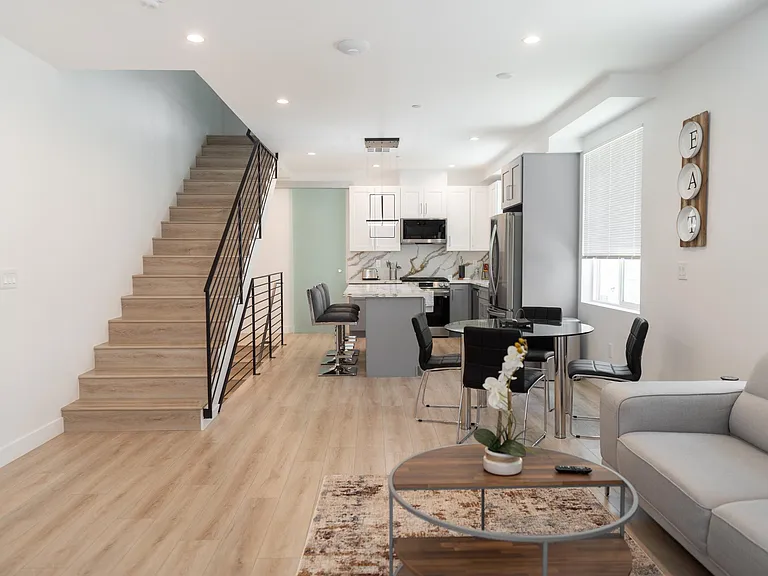 4827 Riverton Ave — Photo 41