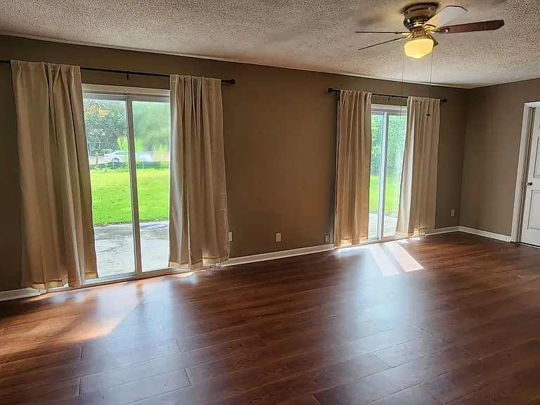 111 Holiday Dr — Photo 3