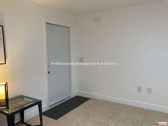4th image of 1104 SE 8th St APT 9