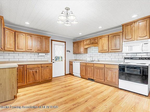 5th image of 450 Noble Rd
