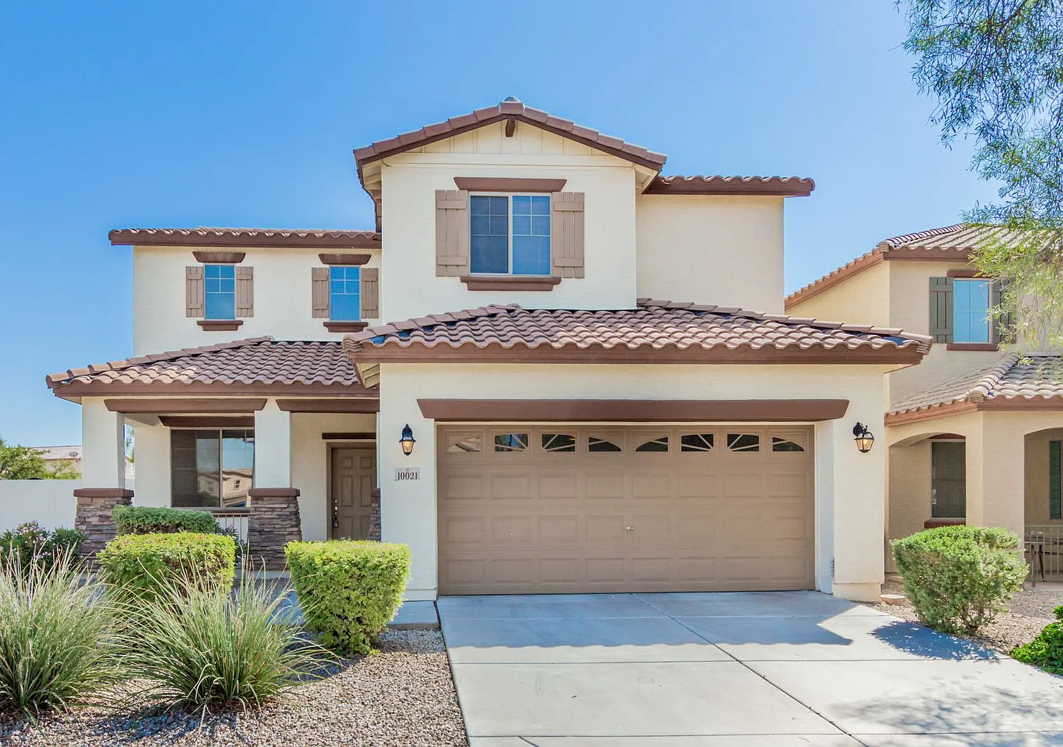 Spacious 4 bedroom home with full bath and bedroom downstairs — Photo 1