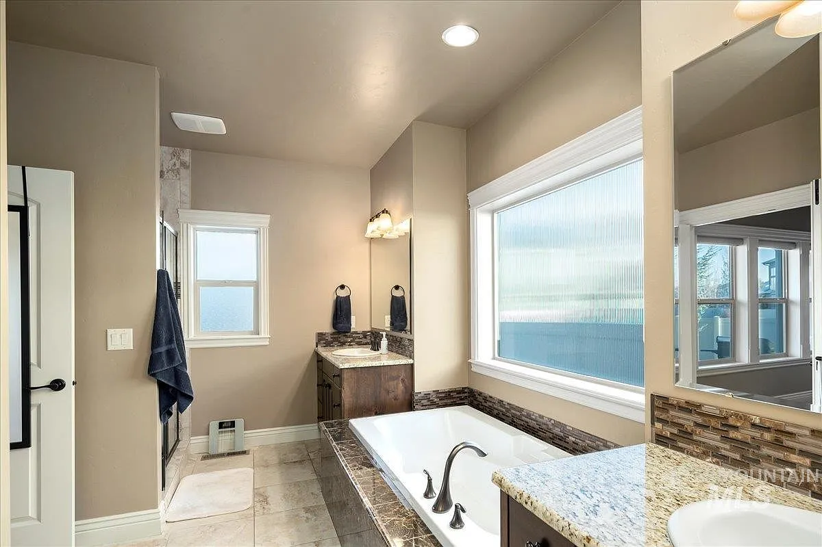 3 bed, 1787 sqft, $2,450 — Photo 2