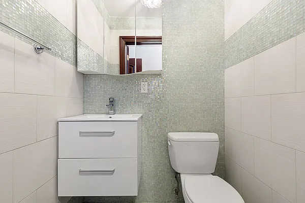 Sold by Thomas Lipovetsky, LREB | media 9