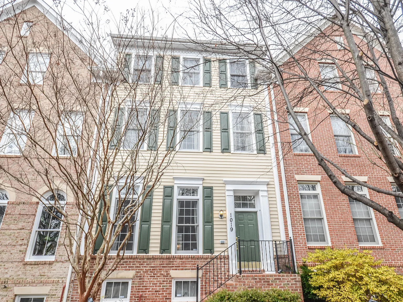 5 bed, 3.5 bath, 3062 sqft, $4,400 — Photo 1