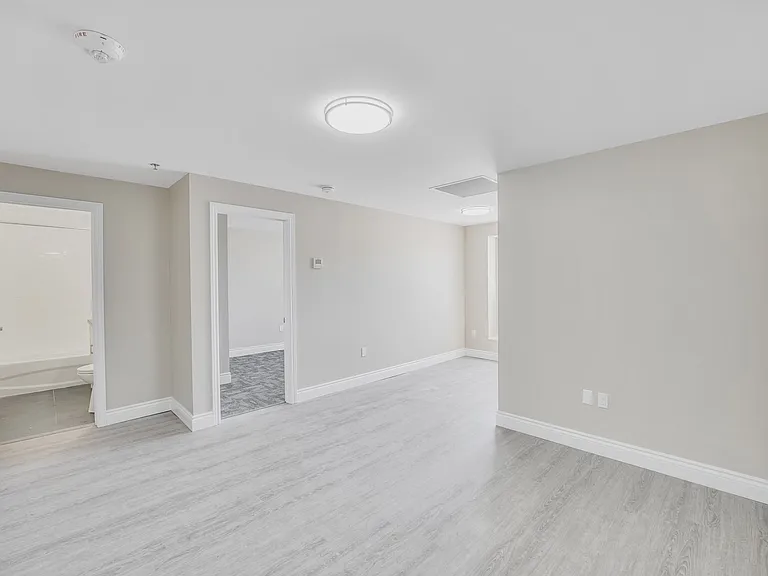 205 Oxford St E — Photo 18