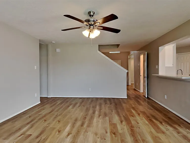 22076 Knights Cove Dr — Photo 2