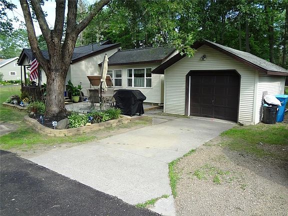 2nd image of 9149 Applewood St
