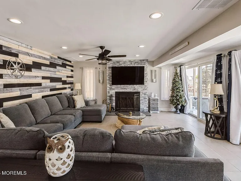 22 Longpoint Dr — Photo 6
