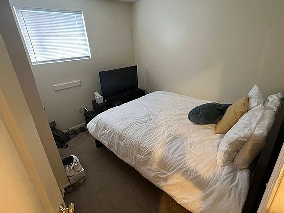 3rd image of 1662 Summit St APT A1