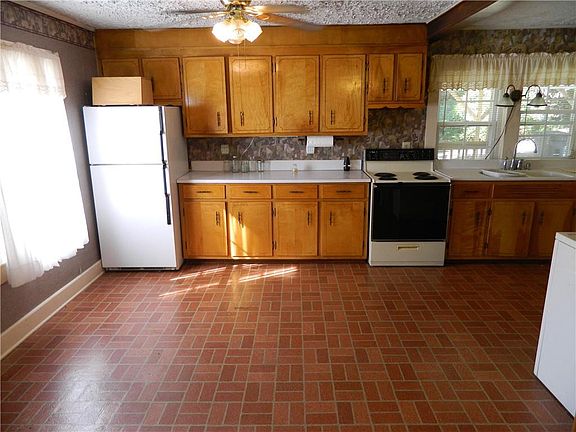4th image of 1240 Oaklawn St SE