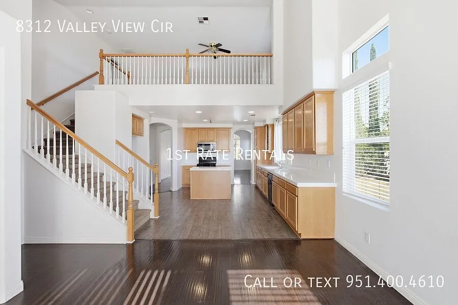 Corner lot, view, and a fantastic layout! — Photo 3