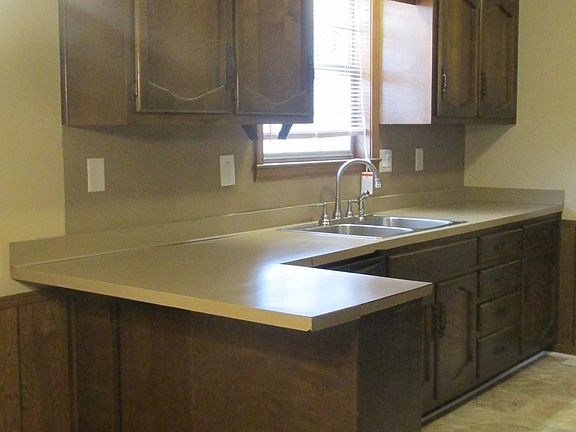 Island to dining area