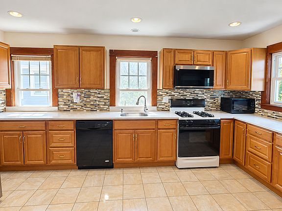 3rd image of 20 Lyne Rd #2