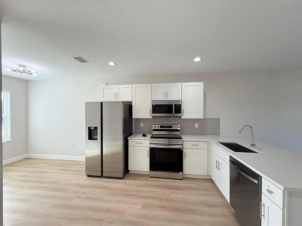 3 bed, 2.0 bath, 1162 sqft, $1,800 — Photo 3