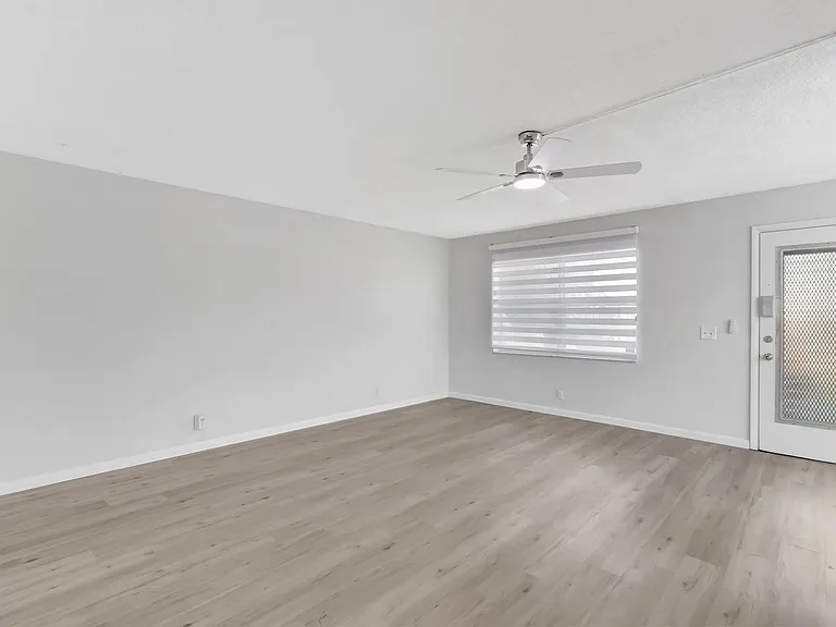 481 Burgundy St #K — Photo 3