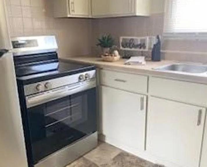 184 Kenwood Ave — Photo 12