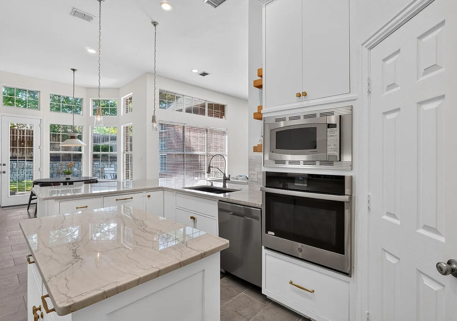 Luxury One-Story Living in Prestigious Bridlewood Golf Community — Photo 3