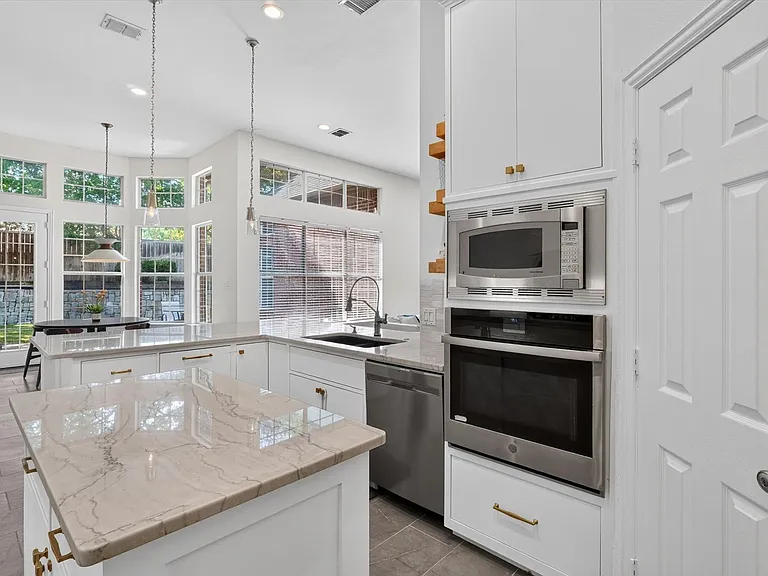 4730 Hampshire Dr — Photo 3