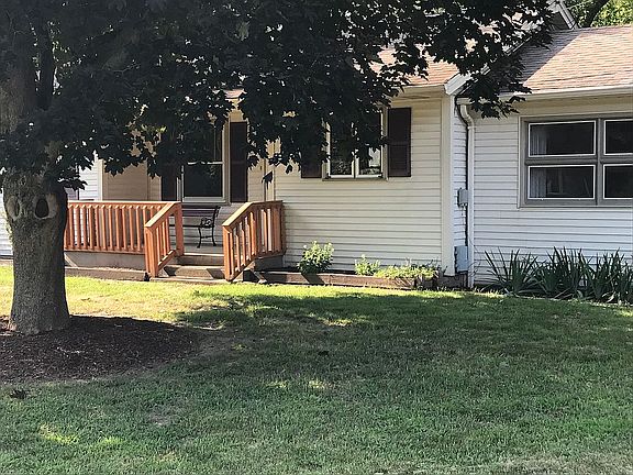 3rd image of W282 N Circle Dr