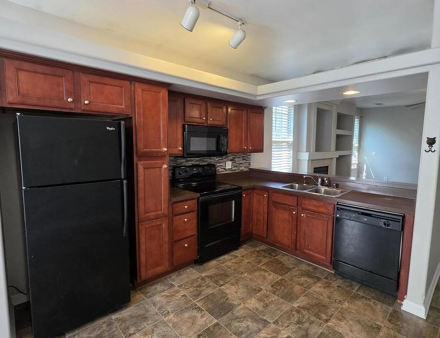 3 bed, 2.0 bath, 1380 sqft, $1,995 — Photo 3