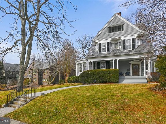 3rd image of 303 Oakdale Rd