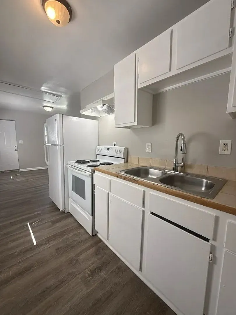 990 Lawton St SW — Photo 2