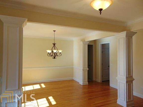 4th image of 1009 Columbus Dr