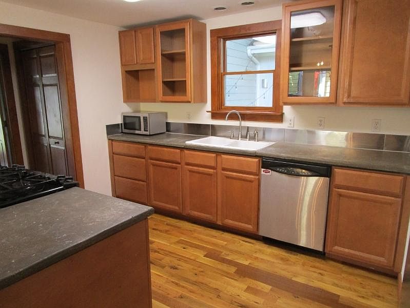 1st image of 923 E 50th St