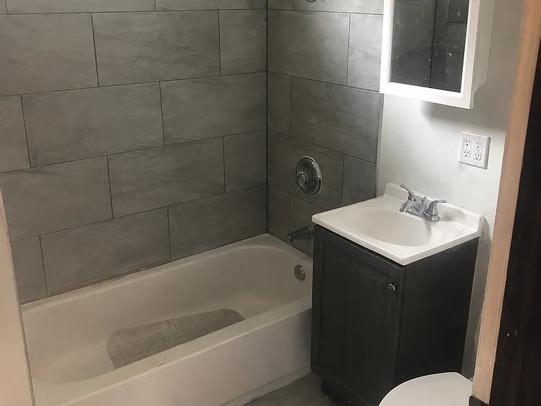 500-502 W Burleigh St #500 — Photo 6