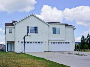 824 Cinnamon Ridge Pl, West Fargo, ND 58078