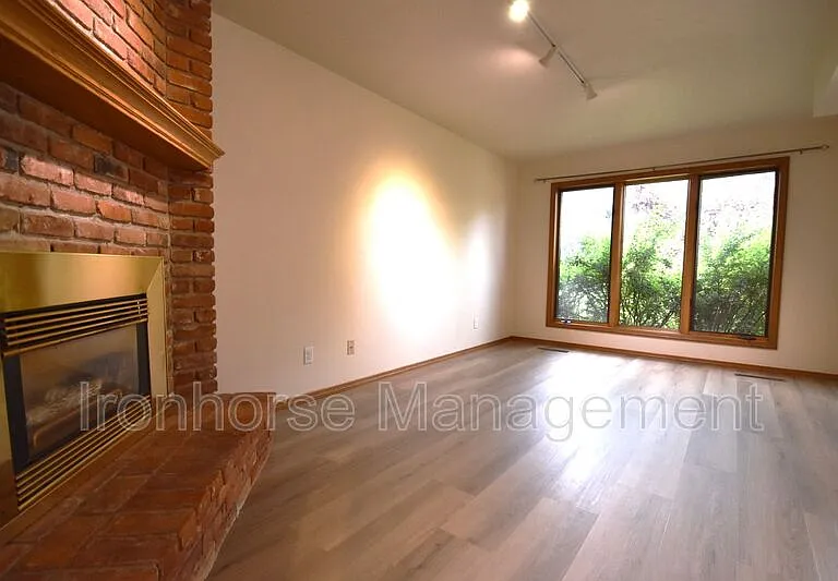 1712 W Olive St #46 — Photo 4
