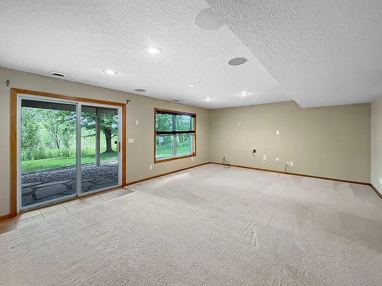 815 Newberry Ln — Photo 14
