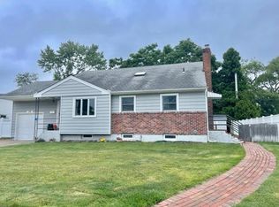 39 Jerold St, Plainview, NY 11803