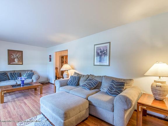 4th image of 301 Quail Hill Dr
