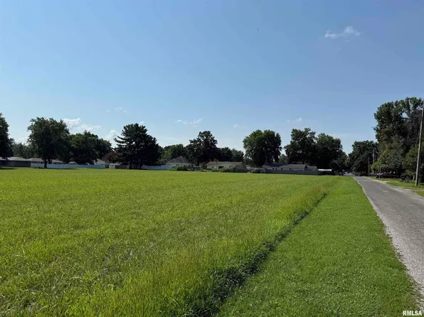 N Pine St, Taylorville, IL 62568