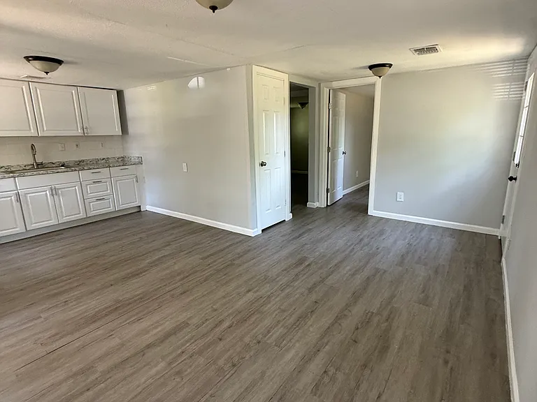 1209 Glenda Dr — Photo 2