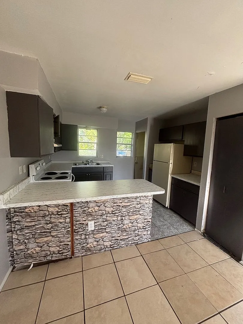 KAI9s 7plex 929 33rd Ave W Bradenton — Photo 2