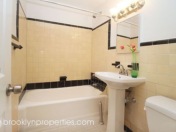 5th image of 55 Montgomery Pl APT 5F