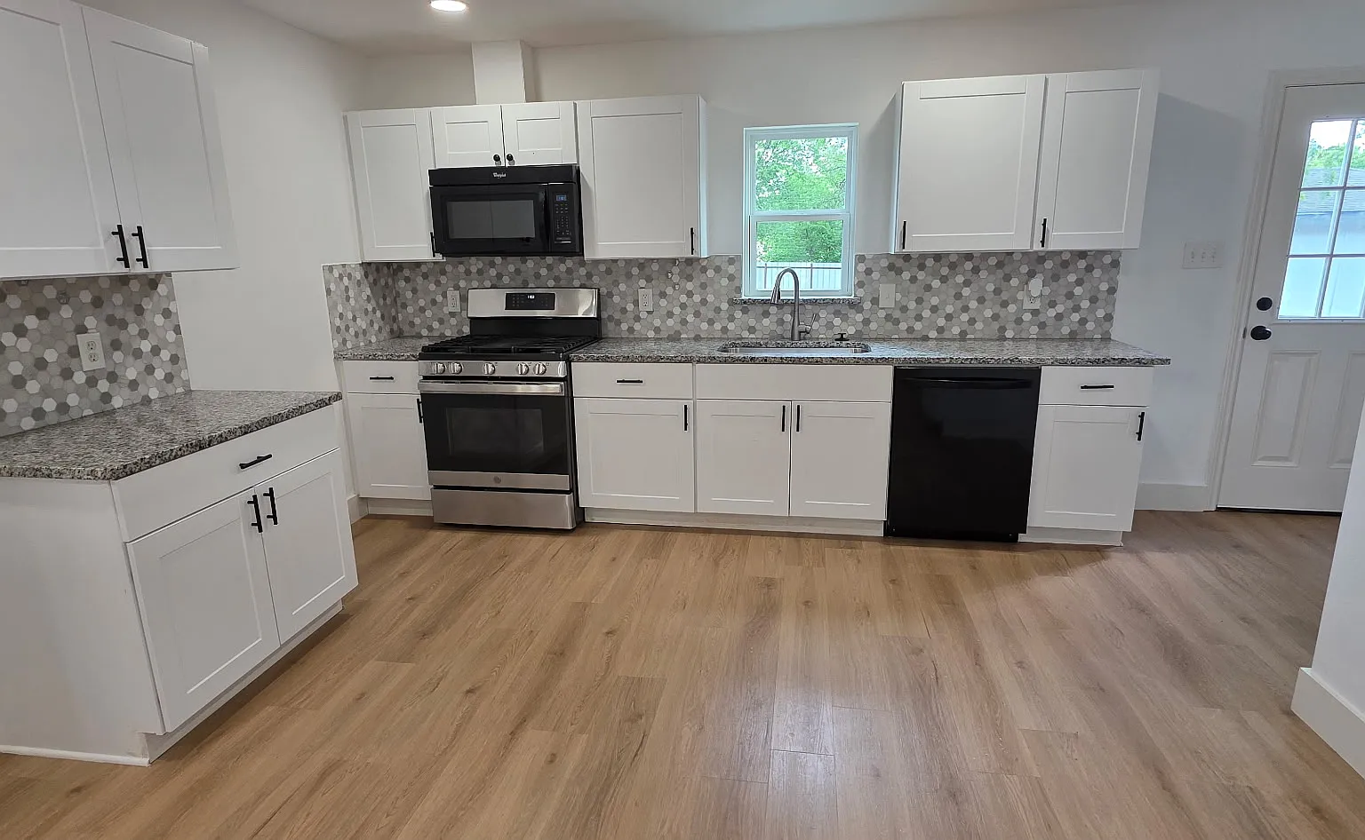 3 bed, 1350 sqft, $1,900 — Photo 2