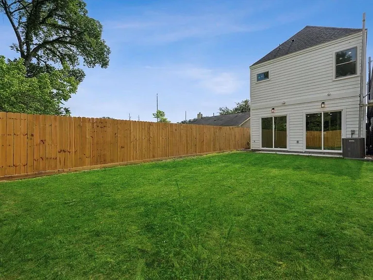 7416 Maxroy St — Photo 34