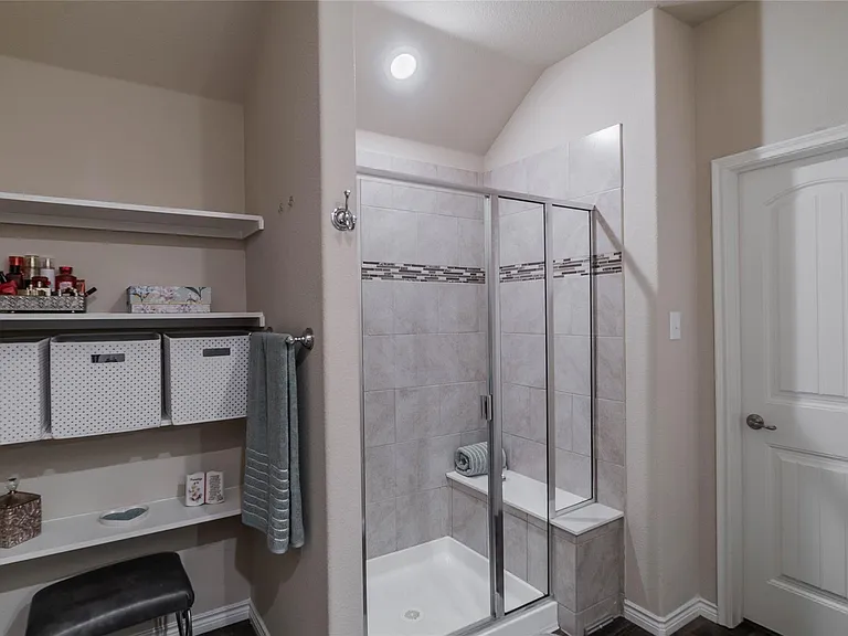 562 Jamestown Ln — Photo 5