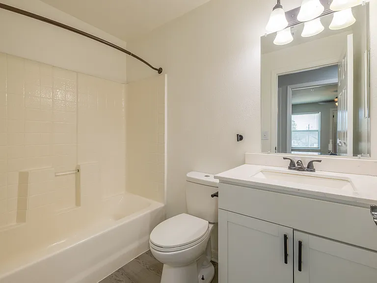 Royal Point Apartments — Photo 32