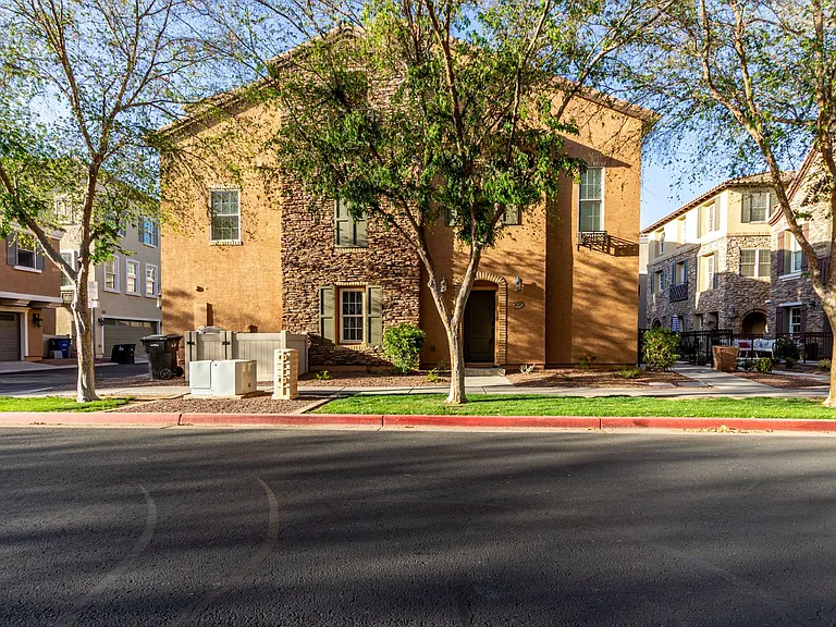 2639 S Harmony Ave — Photo 2
