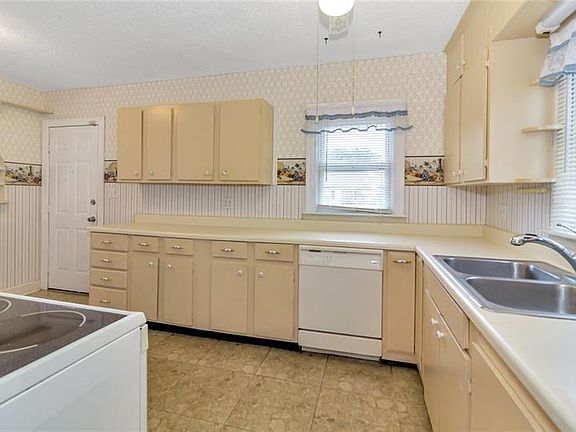 4th image of 1217 Lake Downey Dr