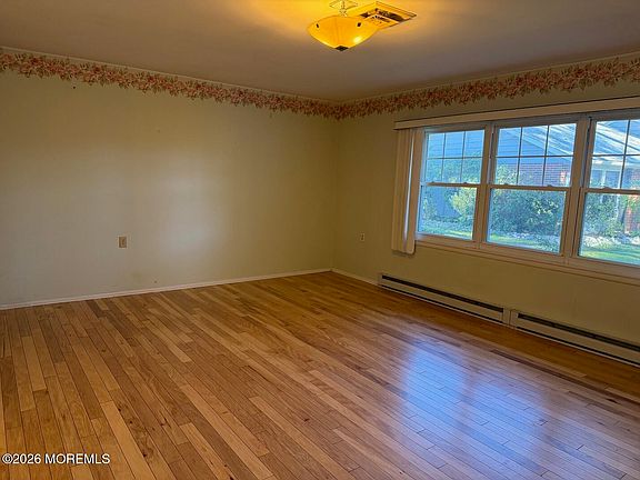 5th image of 682 New Castle Court #B